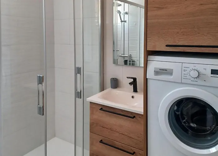 3 Bedroom Beautiful In Semesterbostad *